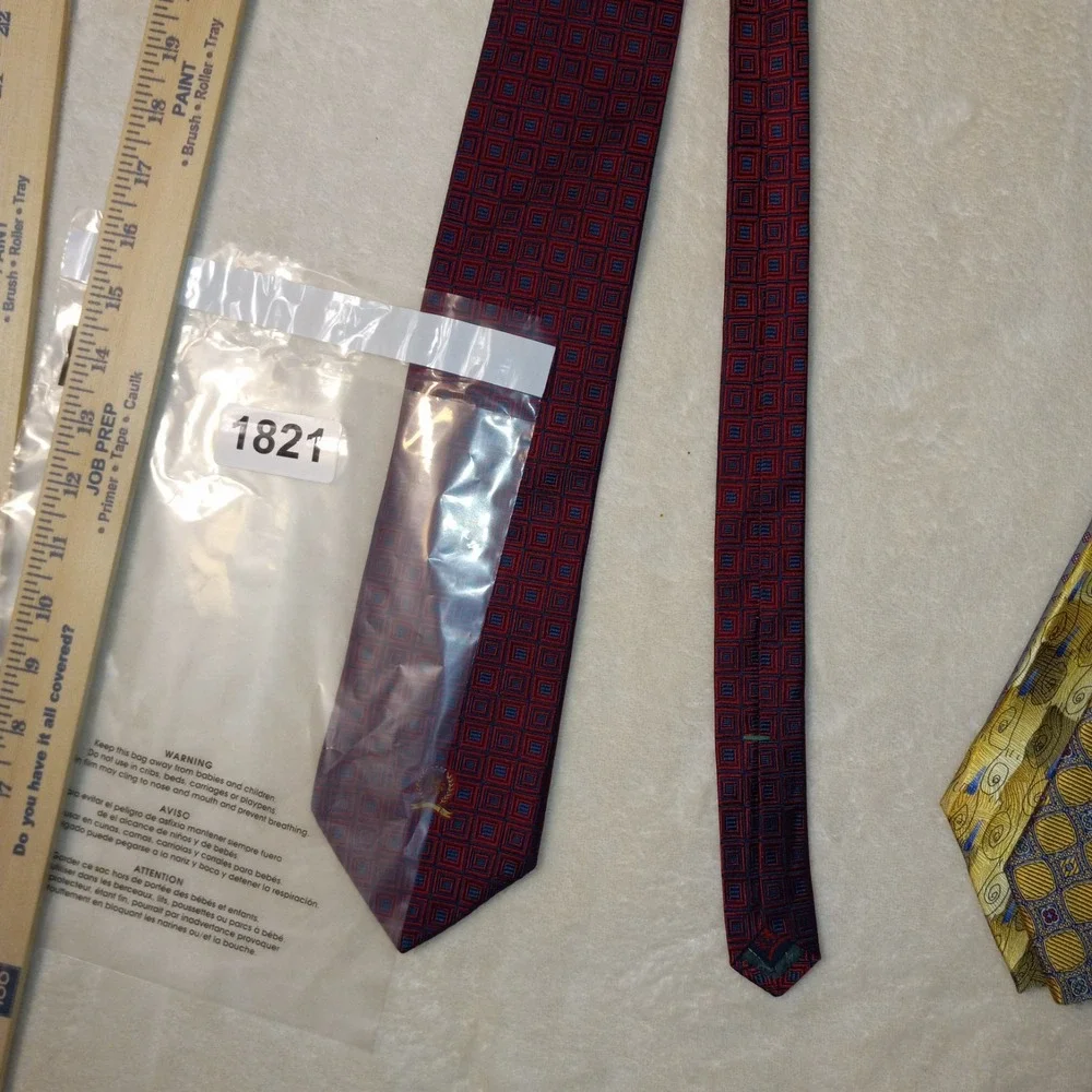 Tommy Hilfiger 100% Silk Tie Red Blue Geometric Men Necktie 58 x 3.3/8
